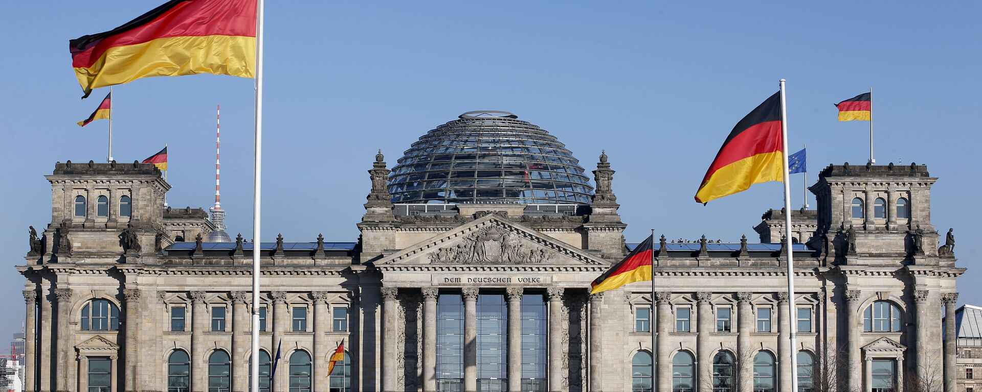 Bandeiras alemãs tremulam em frente ao edifício do Reichstag, sede do Parlamento Federal Alemão Bundestag, em Berlim, Alemanha - Sputnik Brasil, 1920, 16.06.2023