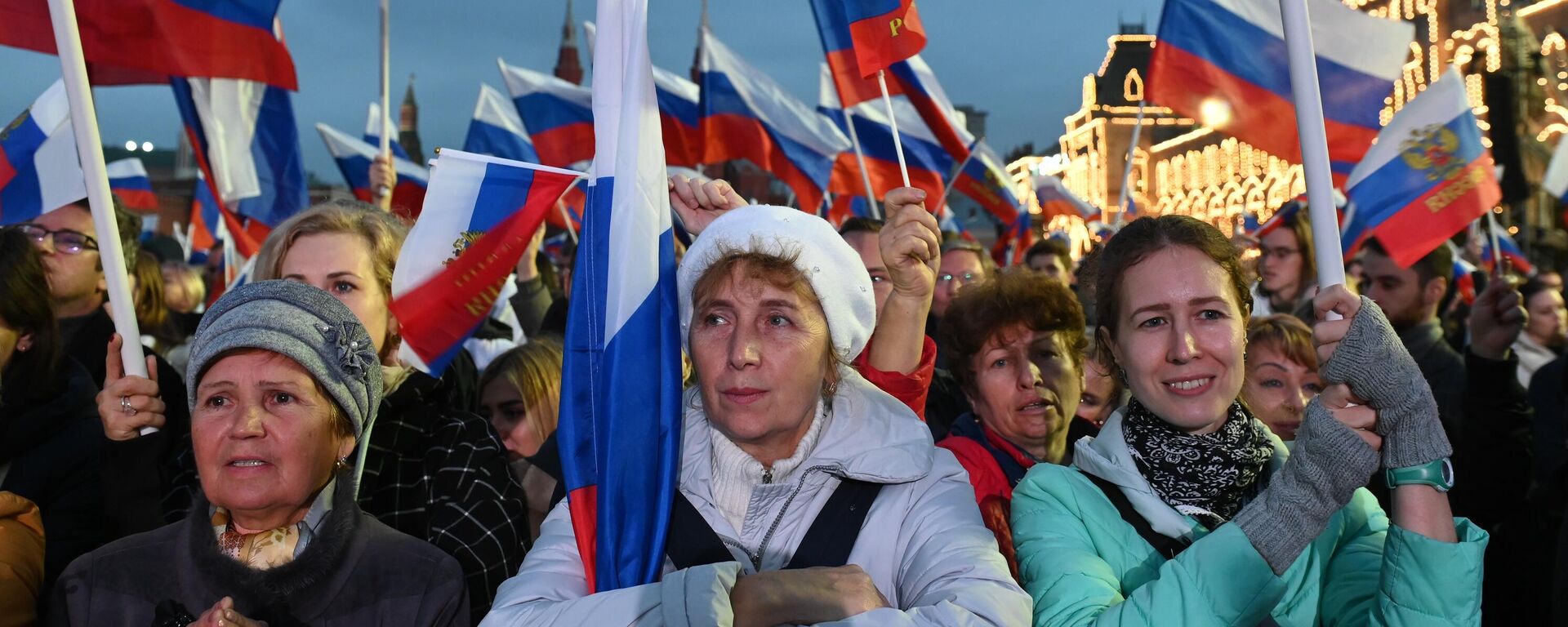 Cidadãos russos se unem na Praça Vermelha, em Moscou, em apoio à integração das repúblicas populares de Lugansk (RPL) e Donetsk (RPD) e das regiões de Zaporozhie e Kherson à Rússia, em 30 de setembro de 2022 - Sputnik Brasil, 1920, 30.09.2022