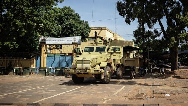 Um veículo militar é visto em frente à televisão nacional de Burkina Faso, em Ouagadougou, 1º de outubro de 2022 - Sputnik Brasil