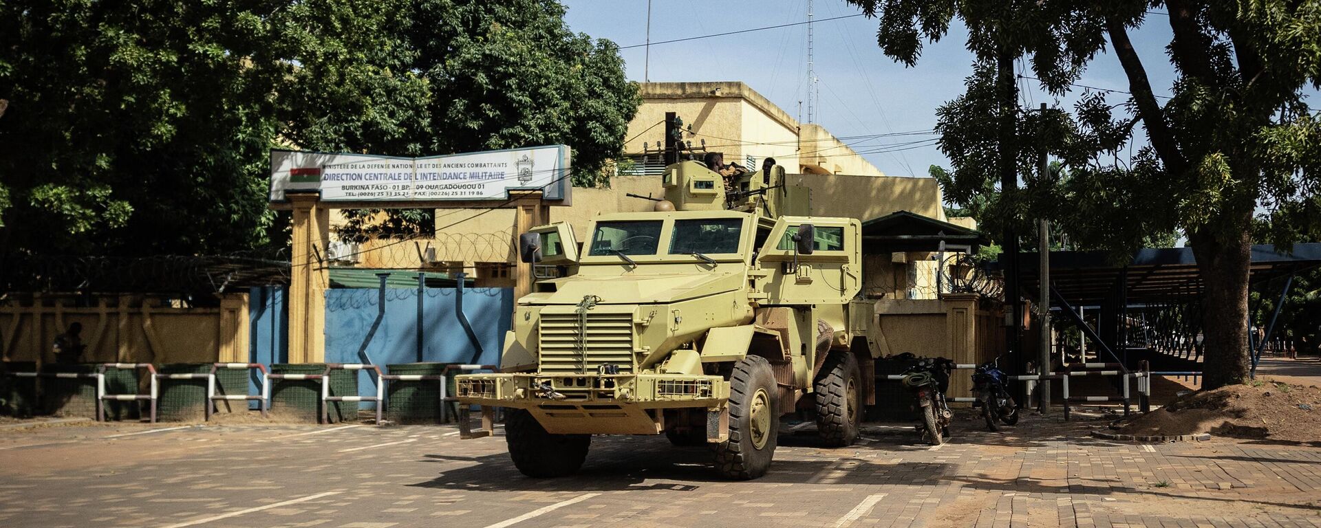 Um veículo militar é visto em frente à televisão nacional de Burkina Faso, em Ouagadougou, 1º de outubro de 2022 - Sputnik Brasil, 1920, 01.10.2022