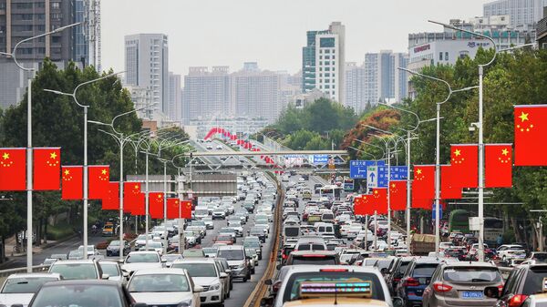Bandeiras chinesas penduradas sobre lâmpadas de rua ao longo de autoestrada na província central de Hubei, China, 25 de setembro de 2022 - Sputnik Brasil