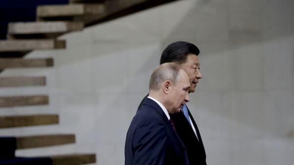 O presidente da Rússia, Vladimir Putin, e o presidente da China, Xi Jinping, caminham após a foto de família de líderes das economias emergentes do BRICS no palácio do Itamaraty em Brasília, Brasil, 14 de novembro de 2019 - Sputnik Brasil