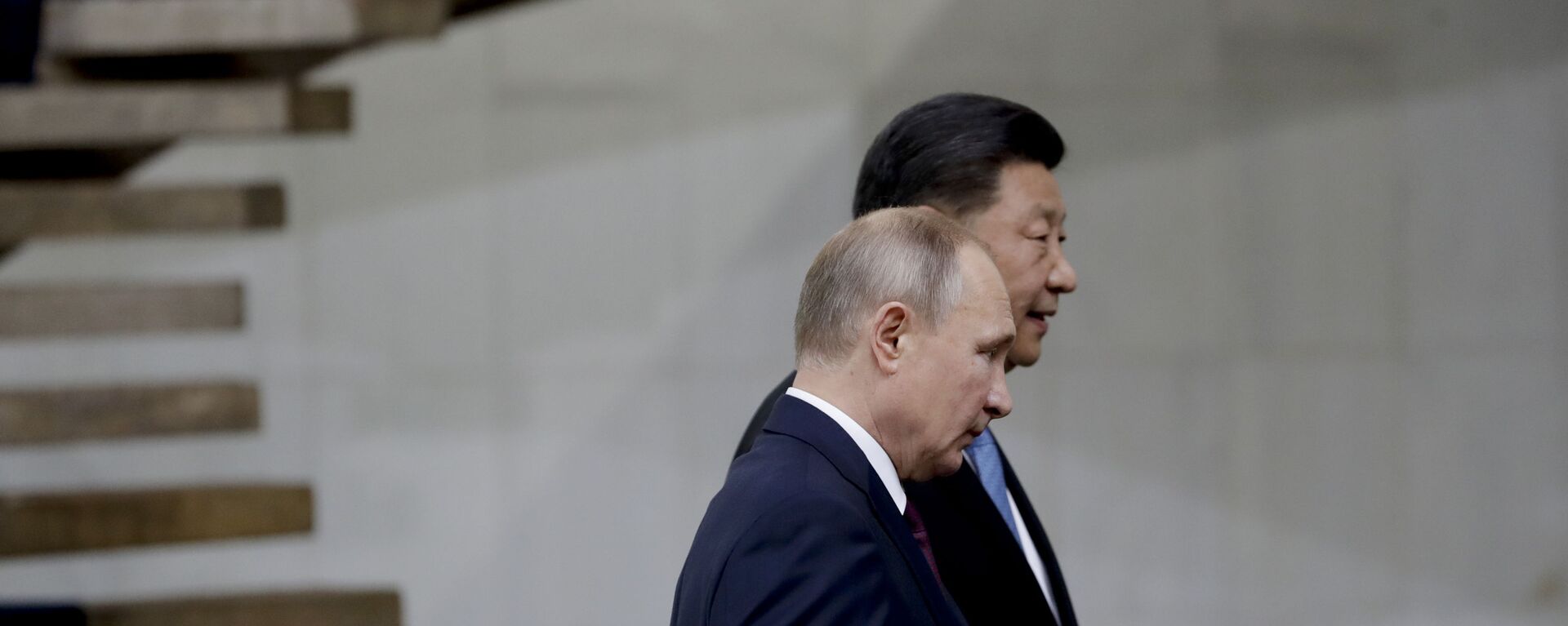 O presidente da Rússia, Vladimir Putin, e o presidente da China, Xi Jinping, caminham após a foto de família de líderes das economias emergentes do BRICS no palácio do Itamaraty em Brasília, Brasil, 14 de novembro de 2019 - Sputnik Brasil, 1920, 17.03.2024