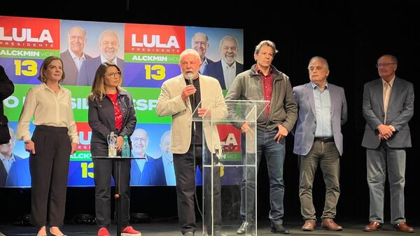 O ex-presidente Luiz Inácio Lula da SIlva (PT, com o microfone) participa de coletiva de imprensa de encerramento de sua campanha no primeiro turno ao lado de, da esquerda para a direita, Gleisi Hoffmann, presidente nacional do PT; Janja Silva, sua mulher; Fernando Haddad (PT), candidato ao governo de São Paulo; Márcio França (PSB), candidato ao Senado por São Paulo; e Geraldo Alckmin (PSB), seu vice, em São Paulo, em 1º de outubro de 2022 - Sputnik Brasil