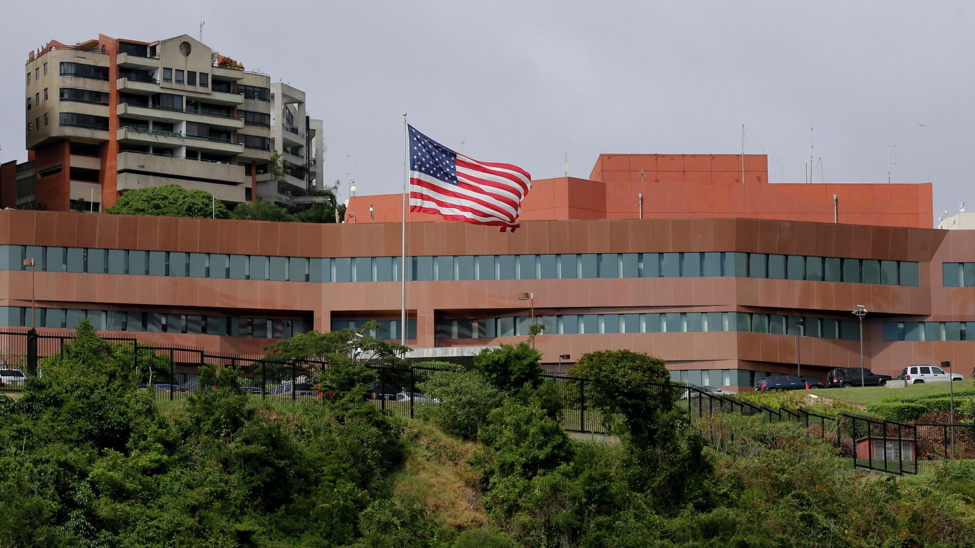Bandeira dos EUA junto da embaixada do país em Caracas, Venezuela, 24 de janeiro de 2019 - Sputnik Brasil, 1920, 27.01.2024
