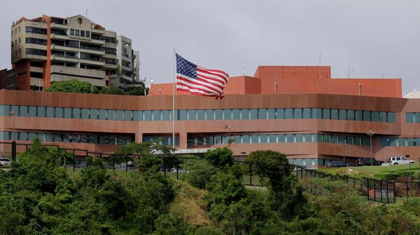 Bandeira dos EUA junto da embaixada do país em Caracas, Venezuela, 24 de janeiro de 2019 - Sputnik Brasil