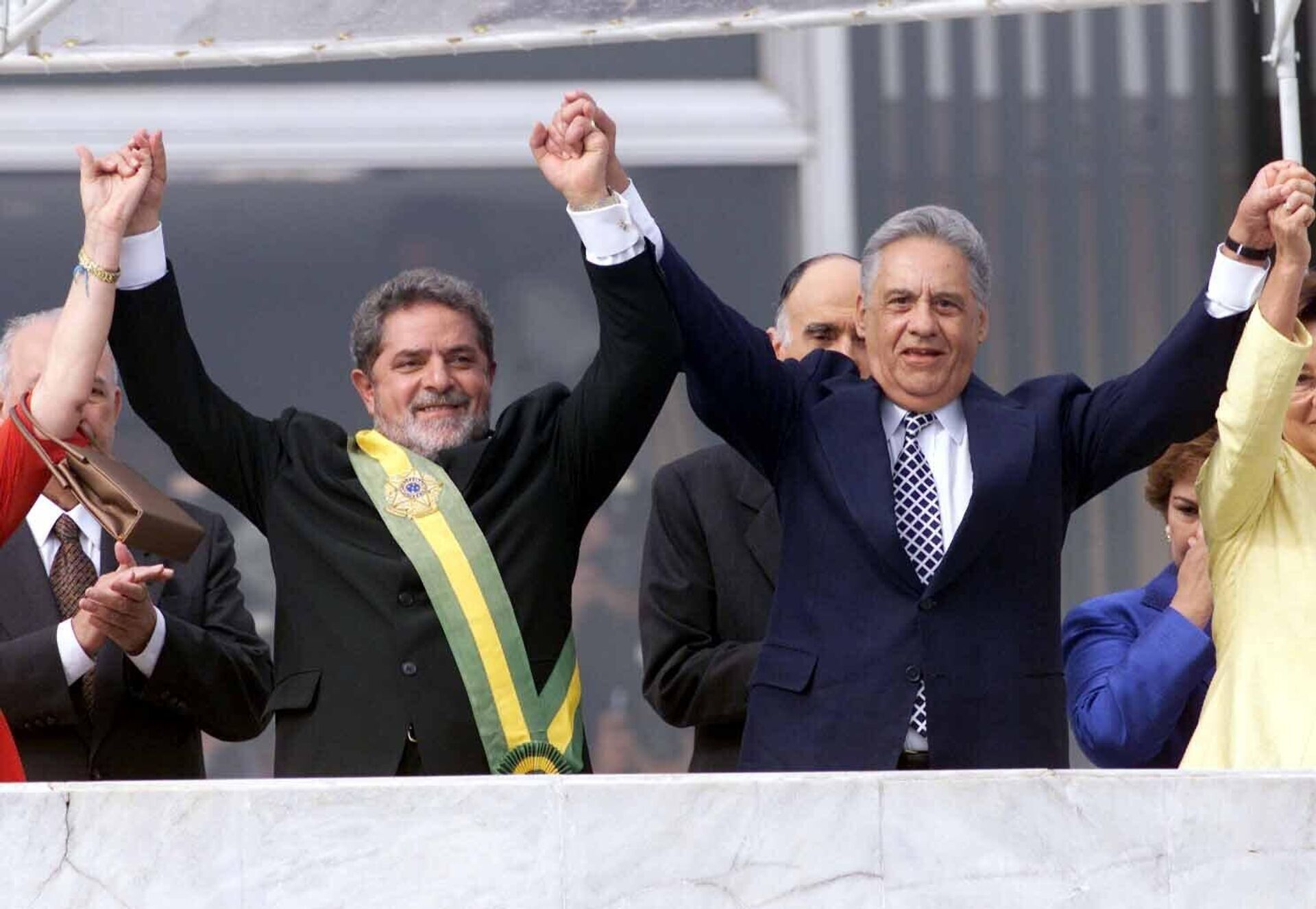 Luiz Inácio Lula da Silva (PT) ao lado de seu antecessor, Fernando Henrique Cardoso (PSDB), após receber a faixa presidencial no parlatório do Palácio do Planalto, em Brasília (DF), em 1º de janeiro de 2003 - Sputnik Brasil, 1920, 02.10.2022