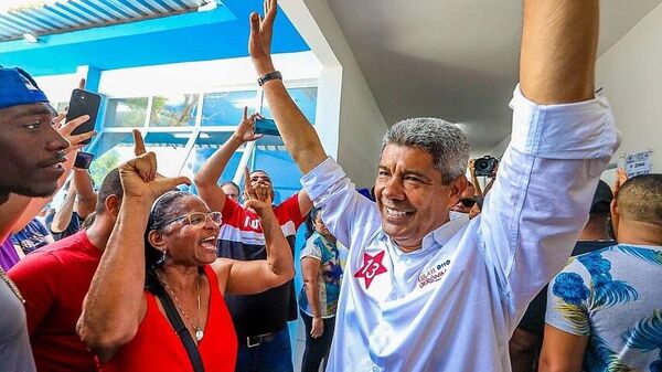 Jerônimo Rodrigues é recebido por apoiadores em sua seção eleitoral, em Salvador, no primeiro turno das eleições de 2022, no dia 2 de outubro (foto de arquivo) - Sputnik Brasil