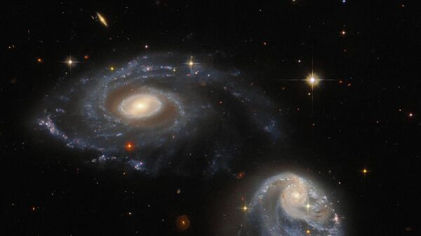 O Telescópio Espacial Hubble flagrou duas galáxias em interação que compõem o par conhecido como Arp-Madore 608-333 - Sputnik Brasil