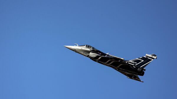 Um caça Rafale da Força Aérea Francesa se apresenta durante um show aéreo na base aérea de Tanagra, ao norte de Atenas, Grécia, 18 de setembro de 2022 - Sputnik Brasil