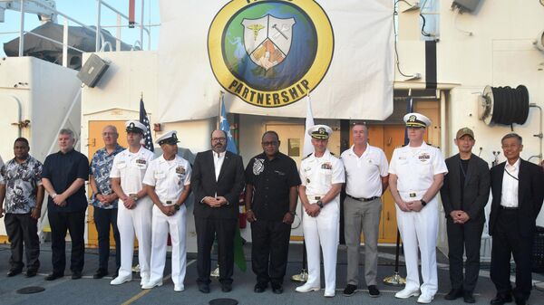 Representantes militares e civis da Austrália, Estados Unidos, Japão e Ilhas Salomão participam da cerimônia de encerramento da Parceria do Pacífico 2022 a bordo do USNS Mercy (T-AH 19) em Honiara, 10 de setembro de 2022 - Sputnik Brasil
