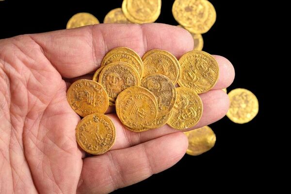 Moedas de ouro de 1.400 anos encontradas em um esconderijo no norte de Israel  
 - Sputnik Brasil