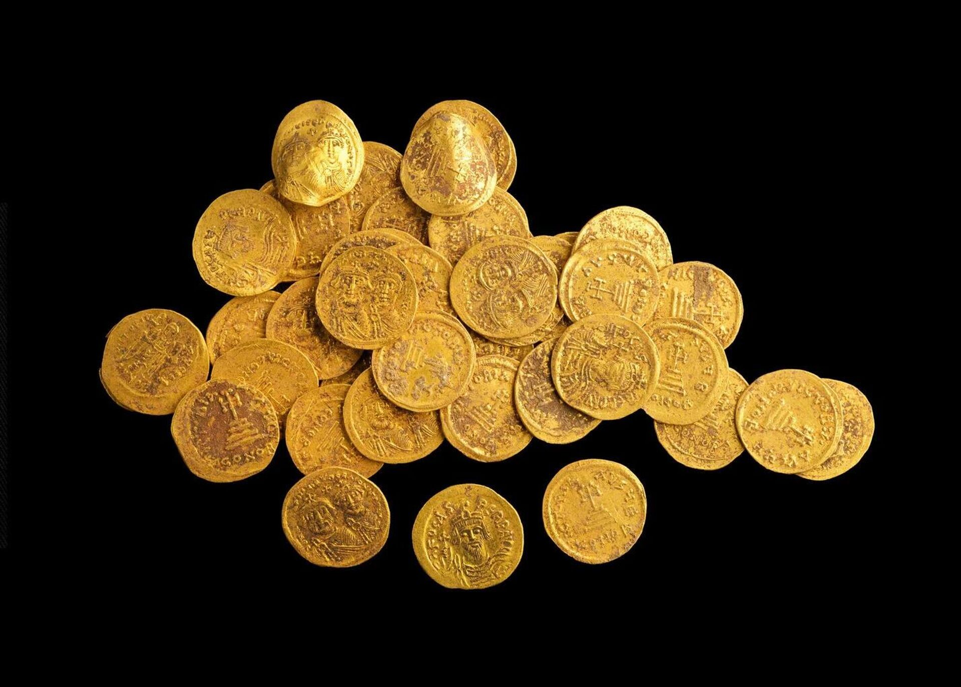 Moedas de ouro de 1.400 anos encontradas em um esconderijo no norte de Israel   - Sputnik Brasil, 1920, 04.10.2022