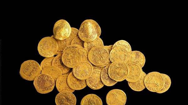 Moedas de ouro de 1.400 anos encontradas em um esconderijo no norte de Israel   - Sputnik Brasil