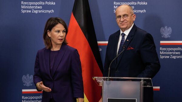 A ministra das Relações Exteriores da Alemanha, Annalena Baerbock (E) e o ministro das Relações Exteriores da Polônia, Zbigniew Rau, durante coletiva de imprensa conjunta em Varsóvia, 4 de outubro de 2022 - Sputnik Brasil