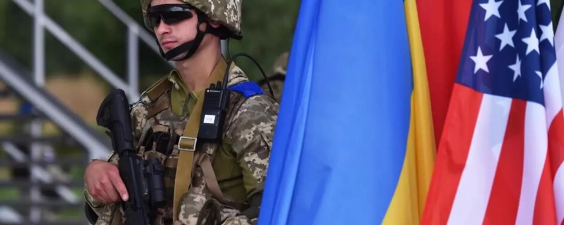 Um soldado nos exercícios táticos Three Swords 2021 (três espadas), realizados em conjunto pelas Forças Armadas da Ucrânia e países da OTAN no centro de treinamento de Yavorovsky na região de Lvov - Sputnik Brasil, 1920, 10.04.2024