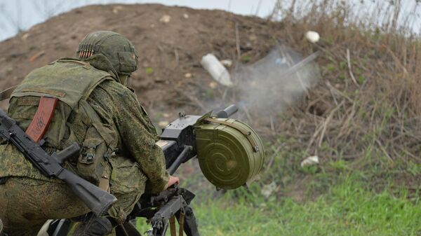 Combatente de Lugansk durante ataque contra posições inimigas em Donetsk (foto de arquivo) - Sputnik Brasil