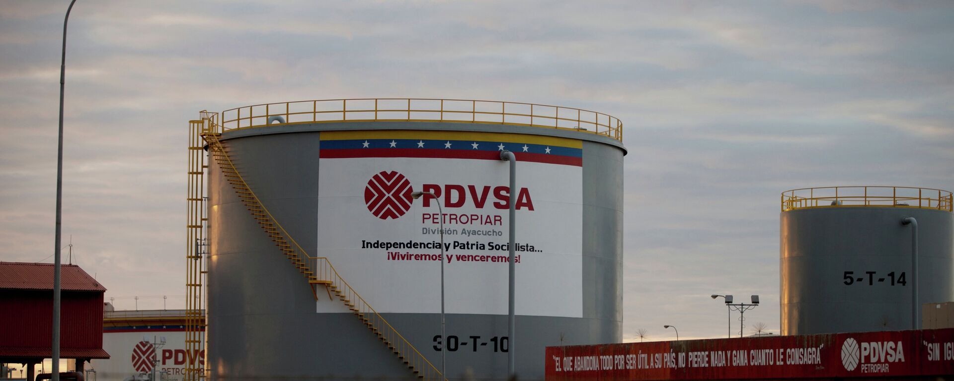 Tanques de armazenamento em complexo petrolífero estatal da PDVSA perto de El Tigre, uma cidade localizada no cinturão petrolífero Hugo Chavez da Venezuela, formalmente conhecido como Cinturão do Orinoco, 18 de fevereiro 2015 - Sputnik Brasil, 1920, 06.10.2022