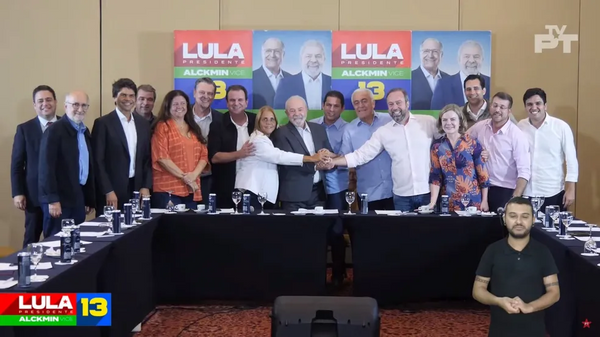 O ex-presidente Luiz Inácio Lula da Silva (PT, ao centro, de paletó) recebe lideranças do PSD interessadas em apoiar a campanha petista no segundo turno das eleições presidenciais, em São Paulo (SP), em 6 de outubro de 2022 - Sputnik Brasil