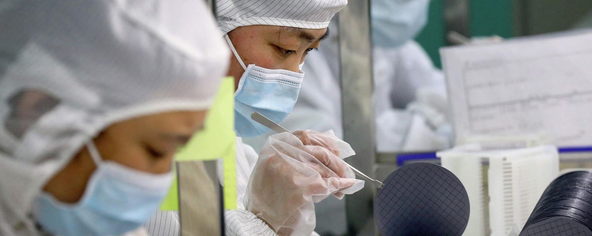 Funcionários fabricam chips em uma fábrica da Jiejie Semiconductor Company em Nantong, na província de Jiangsu, leste da China, em 17 de março de 2021 - Sputnik Brasil, 1920, 07.10.2022