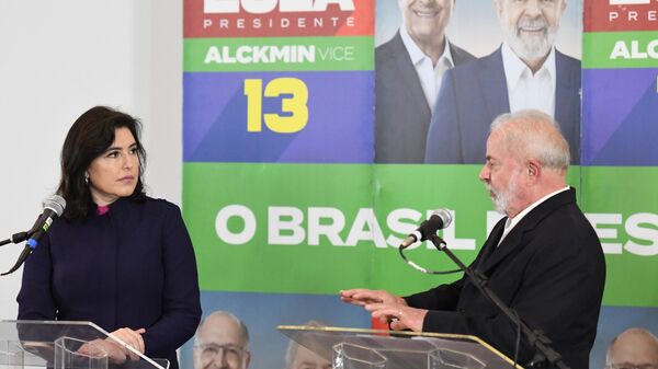  O candidato a presidente Luiz Inácio Lula da Silva(PT), e o vice Geraldo Alckmin, (PSDB), se encontram com Simone Tebet (MDB-MS) que declara apoio a o Lula no segundo turno, em hotel na região central de São Paulo, 7 de outubro de 2022 - Sputnik Brasil