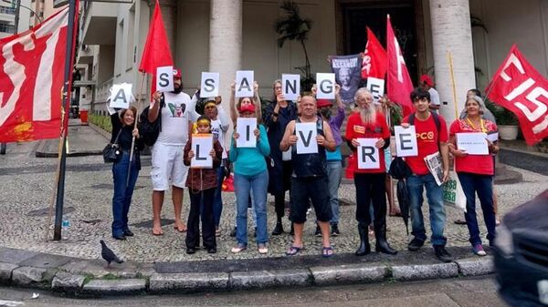 Manifestantes em frente ao Consulado Geral Britânico no Rio de Janeiro em manifestação em defesa do jornalista Julian Assange - Sputnik Brasil