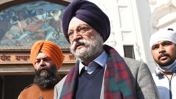 O ministro da União Hardeep Singh Puri (C) presta seus respeitos a Gurdwara Sri Shaheed Ganj Baba Deep Singh durante uma campanha eleitoral para as próximas eleições da assembleia estadual de Punjab em Amritsar em 12 de fevereiro de 2022 - Sputnik Brasil