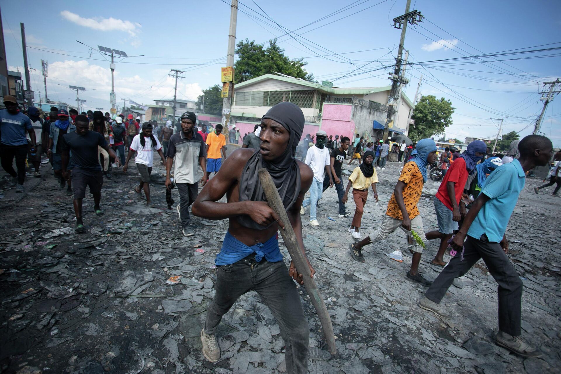 Um manifestante carrega um pedaço de madeira simulando uma arma durante um protesto exigindo a renúncia do primeiro-ministro Ariel Henry, na área de Petion-Ville, em Porto Príncipe, Haiti, 3 de outubro de 2022 - Sputnik Brasil, 1920, 15.10.2022