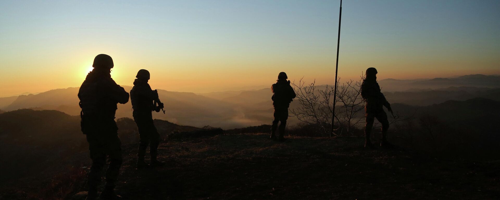 Soldados do exército indiano patrulham a Linha de Controle (LoC, na sigla em inglês) entre a fronteira da Índia e do Paquistão em Poonch, a cerca de 250 quilômetros de Jammu, Índia, 18 de dezembro de 2020 - Sputnik Brasil, 1920, 09.10.2022