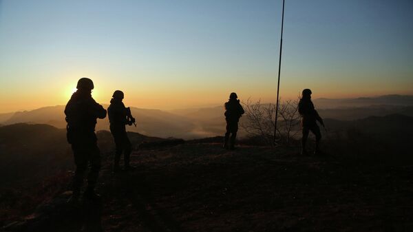Soldados do exército indiano patrulham a Linha de Controle (LoC, na sigla em inglês) entre a fronteira da Índia e do Paquistão em Poonch, a cerca de 250 quilômetros de Jammu, Índia, 18 de dezembro de 2020 - Sputnik Brasil