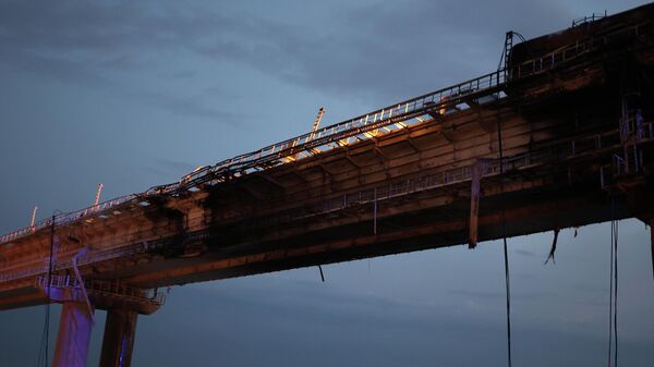 Explosão da ponte da Crimeia danificou estrutura. Crimeia, 8 de outubro de 2022 - Sputnik Brasil