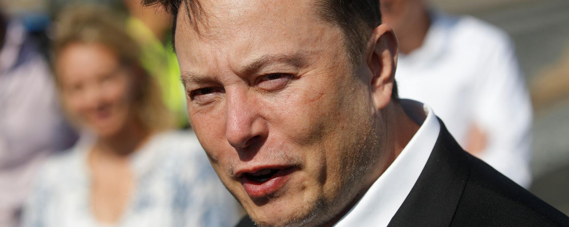 OCEO da Tesla, Elon Musk, fala com a mídia ao chegar para visitar o canteiro de obras do futuro gigante dos carros elétricos dos EUA, Tesla, em Gruenheide, perto de Berlim, 3 de setembro de 2020 - Sputnik Brasil, 1920, 28.10.2022
