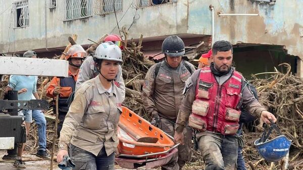 Equipes de resgate atuam na região de Tejerías, estado de Aragua, na Venezuela. Aragua, 9 de outubro de 2022. - Sputnik Brasil