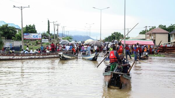 Equipes resgatam moradores que ficaram isolados com as enchentes que afetam a Nigéria. Kogi, 6 de outubro de 2022 - Sputnik Brasil