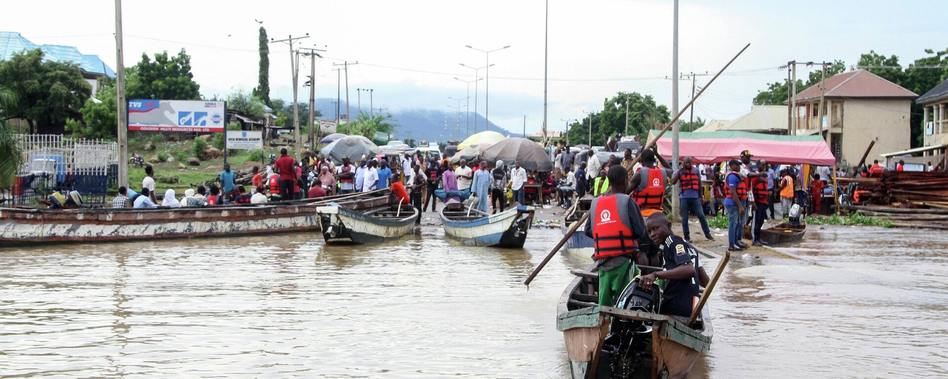 Equipes resgatam moradores que ficaram isolados com as enchentes que afetam a Nigéria. Kogi, 6 de outubro de 2022 - Sputnik Brasil, 1920, 09.10.2022