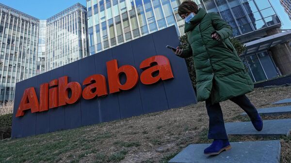 Mulher caminha em frente ao escritório da empresa chinesa de e-commerce Alibaba - Sputnik Brasil