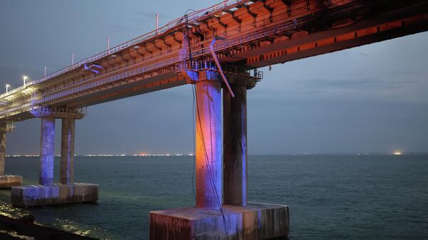 Trecho ferroviário da Ponte da Crimeia em 8 de outubro de 2022, após um incidente de explosão - Sputnik Brasil