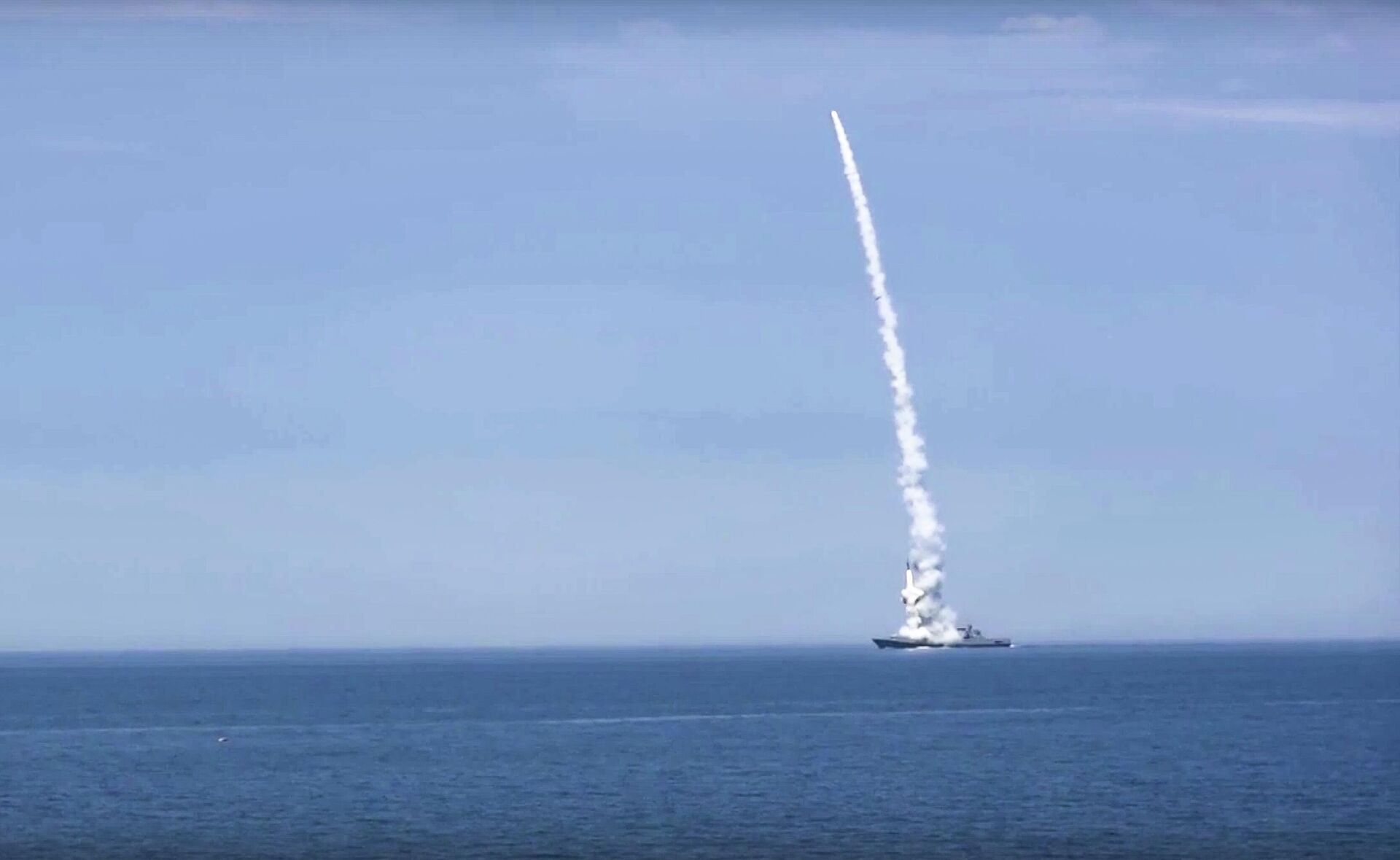 Navio russo lança míssil contra infraestrutura da Ucrânia em 10 de outubro de 2022 - Sputnik Brasil, 1920, 20.01.2023