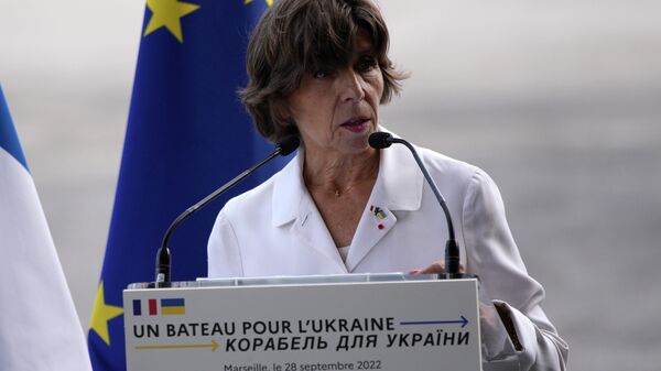 A ministra das Relações Exteriores da França, Catherine Colonna, fala após visitar o navio de carga para a Ucrânia no porto de Marselha, sul da França, 28 de setembro de 2022 - Sputnik Brasil