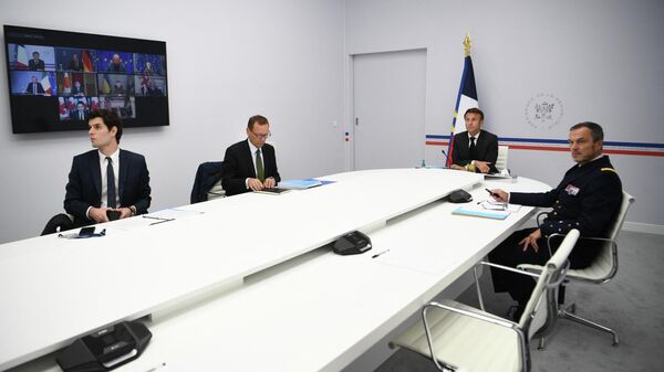 O presidente da França Emmanuel Macron (ao fundo) participa de uma videoconferência com líderes do G7 sobre a situação na Ucrânia, no Hotel Marigny em Paris, 11 de outubro de 2022 - Sputnik Brasil