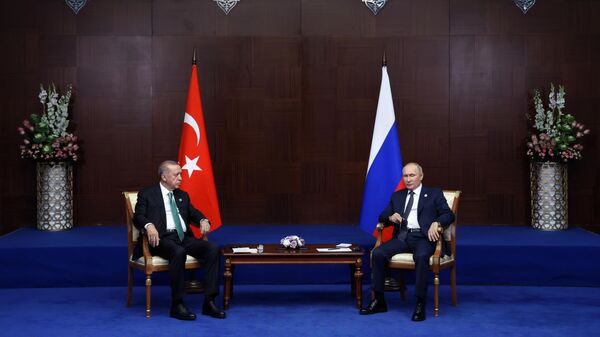 Presidente russo, Vladimir Putin, e o presidente turco, Recep Tayyip Erdogan, durante reunião em Astana, Cazaquistão, 13 de outubro de 2022 - Sputnik Brasil