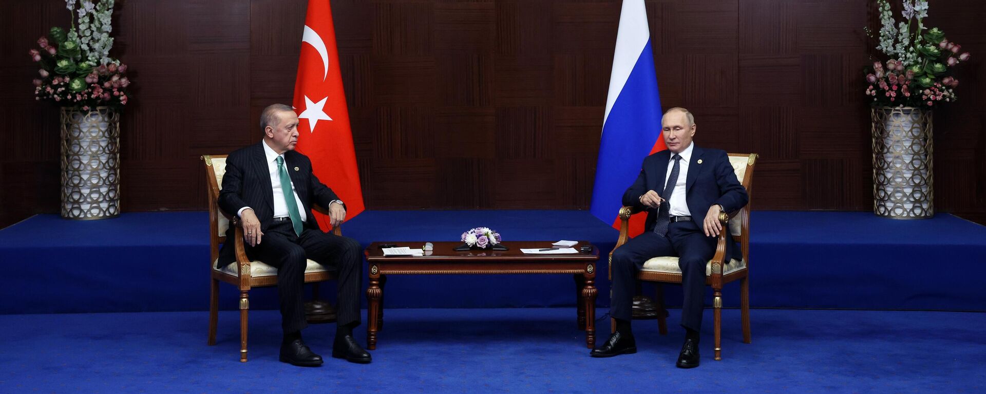 Presidente russo, Vladimir Putin, e o presidente turco, Recep Tayyip Erdogan, durante reunião em Astana, Cazaquistão, 13 de outubro de 2022 - Sputnik Brasil, 1920, 13.10.2022