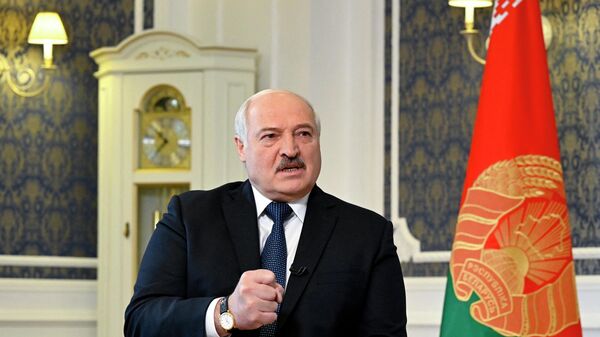 O presidente de Belarus, Alexander Lukashenko, concede uma entrevista exclusiva à Agence France-Presse (AFP) em sua residência, o Palácio da Independência, na capital Minsk, 23 de julho de 2022 - Sputnik Brasil