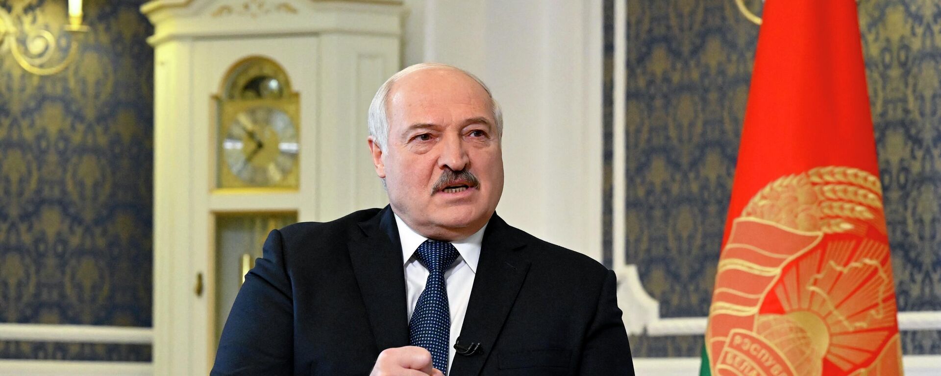 O presidente de Belarus, Alexander Lukashenko, concede uma entrevista exclusiva à Agence France-Presse (AFP) em sua residência, o Palácio da Independência, na capital Minsk, 23 de julho de 2022 - Sputnik Brasil, 1920, 13.10.2022