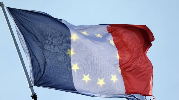 Bandeira francesa sobrepõe bandeira da União Europeia no Palácio de Versalhes, França, 10 de março de 2022 - Sputnik Brasil