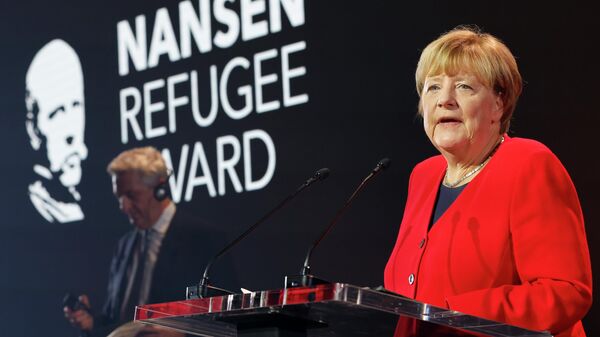 Angela Merkel fala ao receber o Prêmio Nansen de Refugiados do ACNUR por proteger refugiados no auge da crise na Síria, durante uma cerimônia em Genebra, Suíça, 10 de outubro de 2022 - Sputnik Brasil