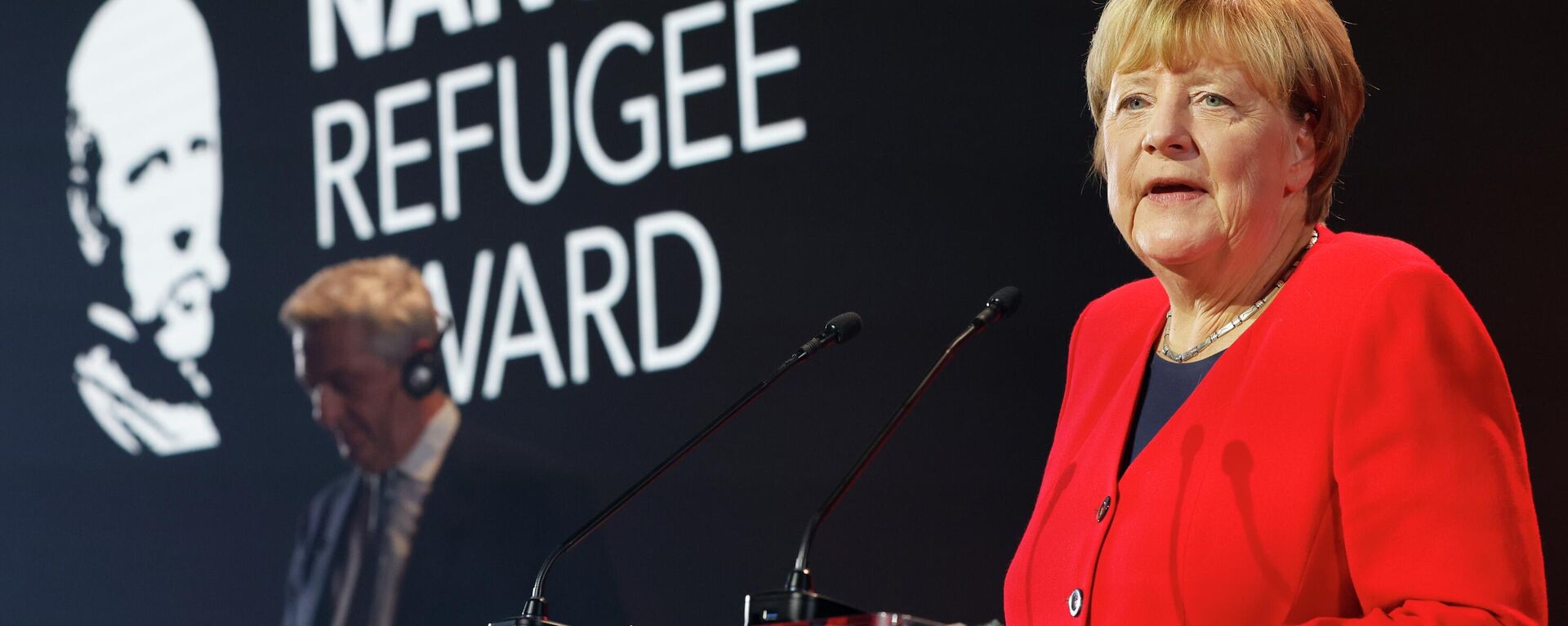 Angela Merkel fala ao receber o Prêmio Nansen de Refugiados do ACNUR por proteger refugiados no auge da crise na Síria, durante uma cerimônia em Genebra, Suíça, 10 de outubro de 2022 - Sputnik Brasil, 1920, 13.10.2022