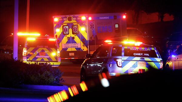 Uma ambulância, cercada pela polícia, chega a um centro médico, em Raleigh, na Carolina do Norte, após um ataque a tiros, em 13 de outubro de 2022 - Sputnik Brasil