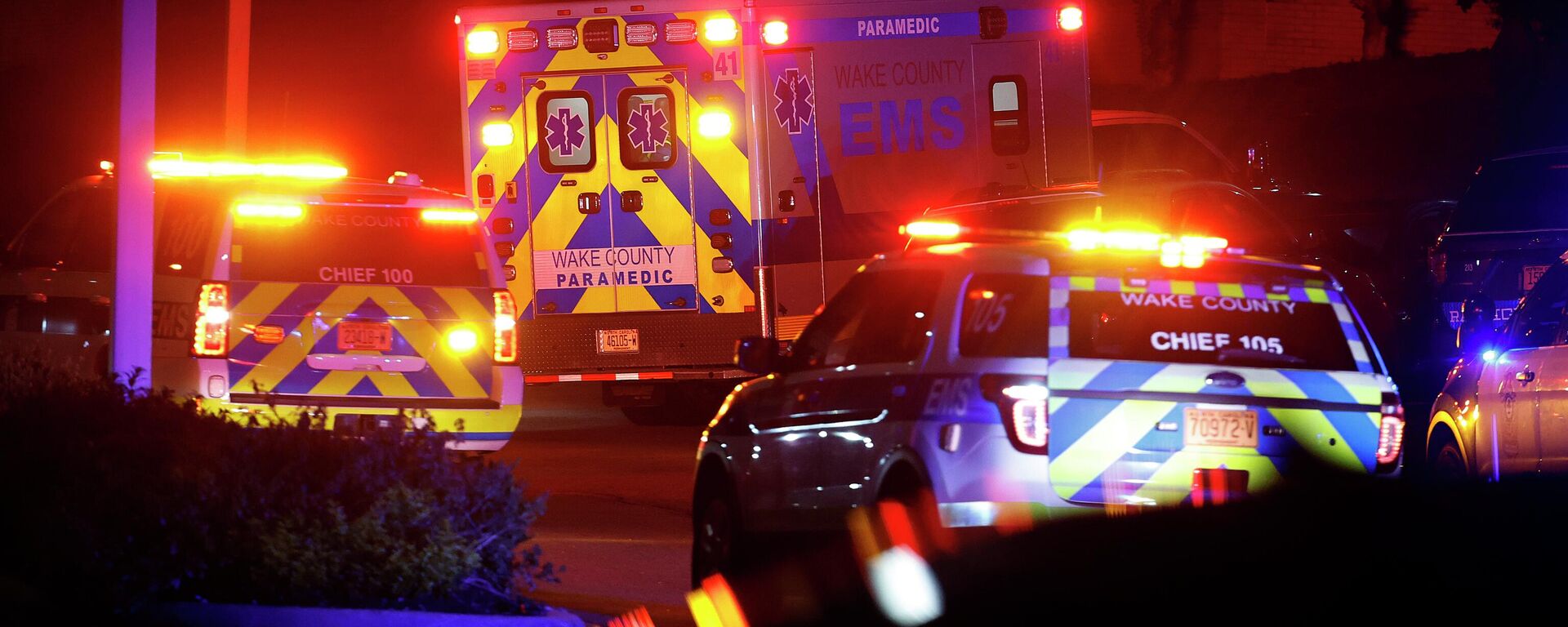 Uma ambulância, cercada pela polícia, chega a um centro médico, em Raleigh, na Carolina do Norte, após um ataque a tiros, em 13 de outubro de 2022 - Sputnik Brasil, 1920, 13.10.2022