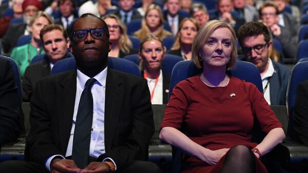 O Chanceler do Tesouro da Grã-Bretanha, Kwasi Kwarteng e a Primeira-Ministra britânica, Liz Truss, participam do dia de abertura da Conferência Anual do Partido Conservador em Birmingham, centro da Inglaterra, 2 de outubro de 2022 - Sputnik Brasil